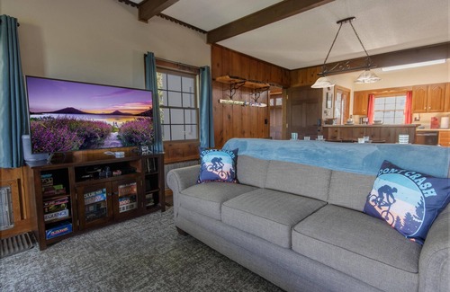 Snowshoe Casa | Bigfoot Bungalow: Dog-Friendly Ski Escape Right on the Trails