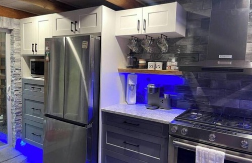 Hemlock Valley Cabina | Bigfoot Bungalow Wi-fi, King bed, Generator