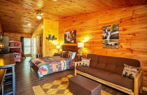 Benton Cabina | Bigfoot Lodge Room Two - Mountain Getaway
