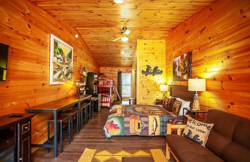Benton Cabina | Bigfoot Lodge Room Two - Mountain Getaway