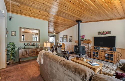 Groveland Casa | Bigfoot Retreat Home Close to Beach