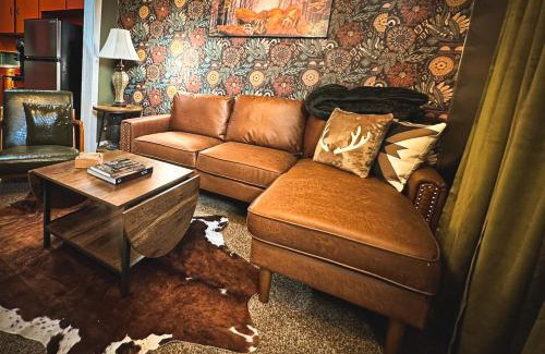 Russell Apartamento | Bigfoot Retreat-private Condo 1bed1bathbalcony