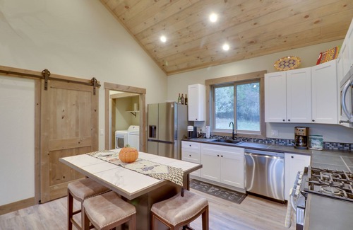 Woods Bay Cabaña | Bigfork Cottage w/ Lake Views: 5 Mi to Downtown