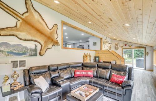Bigfork Casa | Bigfork Cottage with Hot Tub about 6 Mi to Flathead Lake