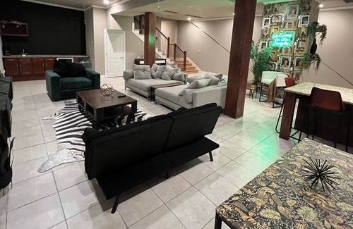 Lawrence Condominio | Biggest 3 BDR loft Downtown Mass Street - 5 mins from KU