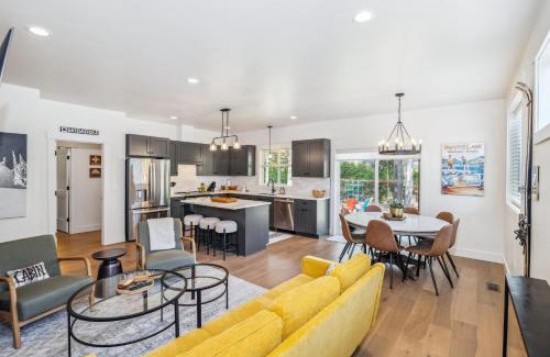 McCall Casa | Bighorn Basecamp- beautiful brand new home- sleeps 10- pets ok