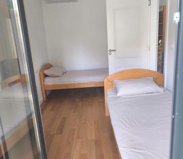 Herceg Novi Apartamento | Bijela,dvosoban stan,sa dvoristem