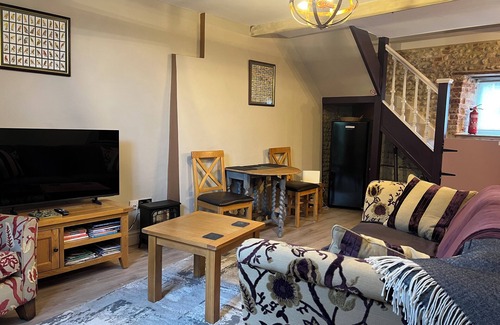 Holt Cabaña | Bijou Bolthole in Blakeney for 2,parking,patio,lawn & close to Quay,pubs & shops