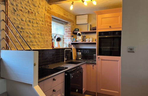 Holt Cabaña | Bijou Bolthole in Blakeney for 2,parking,patio,lawn & close to Quay,pubs & shops