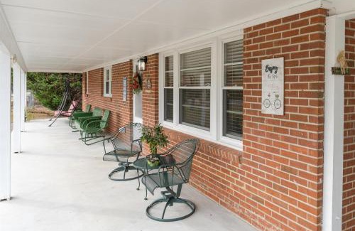 Brevard Casa | Bike Path Getaway in Town
