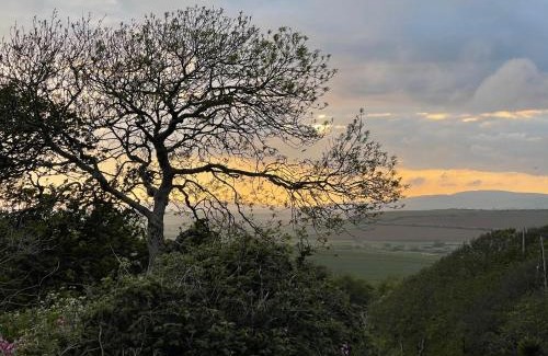 Shorwell Casa | Bike Shed 1-Bed Cottage Sleeps 2 Pet Friendly