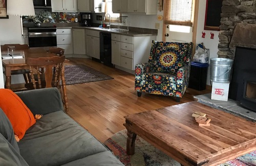Hendersonville Cabina | Trailside Escape en el Parque Estatal Dupont