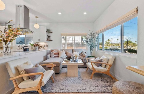 Point Loma Casa | Bikes, beach gear, private yard + walk to sand — your OB surf & chill escape awaits.