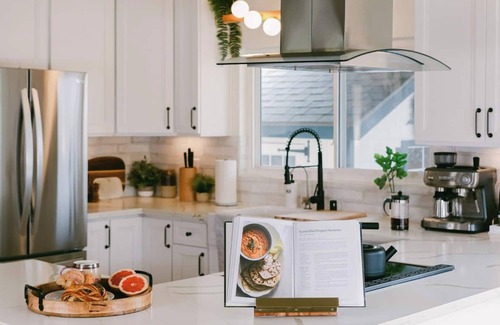 Point Loma Casa | Bikes, beach gear, private yard + walk to sand — your OB surf & chill escape awaits.