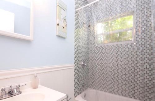 West Avenue Hotel | Bikini Lodge