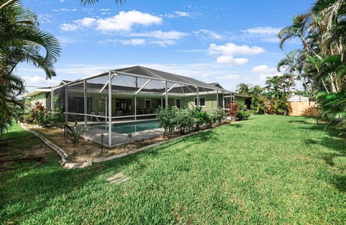 Pelican Casa | Billiards and Poolside Bliss Centrally located in SE Cape Coral, Pet Friendly!
