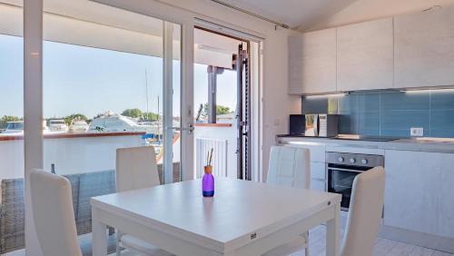 Porto Ottiolu Casa | Bilo e monocali sul molo 100m spiaggia by PortoOttioluAffitti