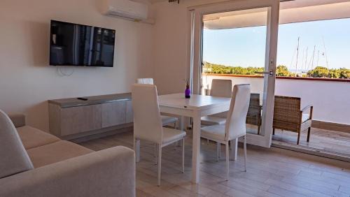 Porto Ottiolu Casa | Bilo e monocali sul molo 100m spiaggia by PortoOttioluAffitti
