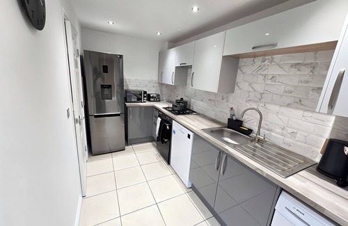 Bilston Casa | Bilston 3-Bed Town House, Sleeps 9 - Groups