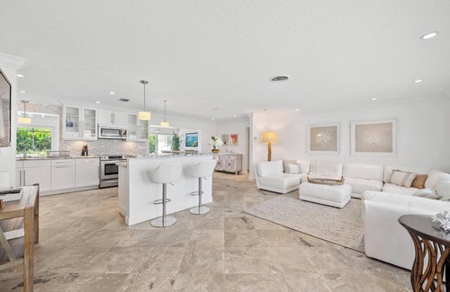 Singer Island Casa | Bimini Breeze - Updated Island Retreat with Pool & Beach Access