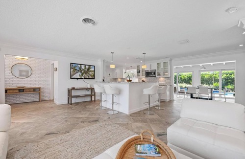 Singer Island Casa | Bimini Breeze - Updated Island Retreat with Pool & Beach Access