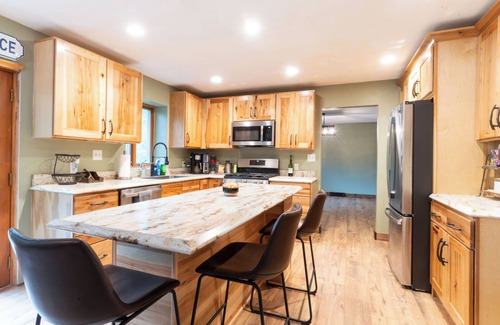 Treasure Lake Casa | Bimini Lakeside Retreat sleeps 14 with amenities galore! Hot Tub/Fire pit/Kayaks
