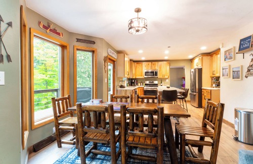 Treasure Lake Casa | Bimini Lakeside Retreat sleeps 14 with amenities galore! Hot Tub/Fire pit/Kayaks