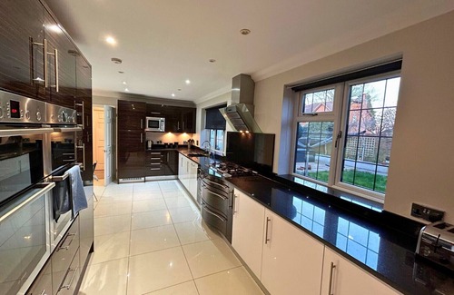 Binfield Chalet De Esquí | Binfield: Beautiful Five Bedroom (Three Bath) House