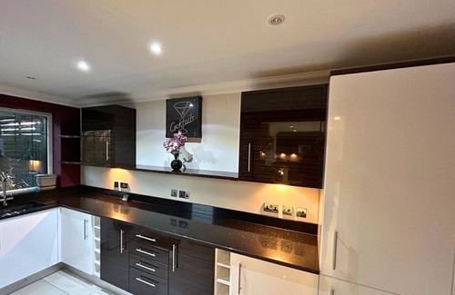 Binfield Chalet De Esquí | Binfield: Beautiful Five Bedroom (Three Bath) House