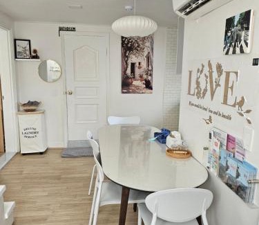 Yongsan-gu Apartamento | BINNA STAY Itaewon 7 min Walk Entire House w Terrace Welcome Meal Free Bibimbap 1 time per stay