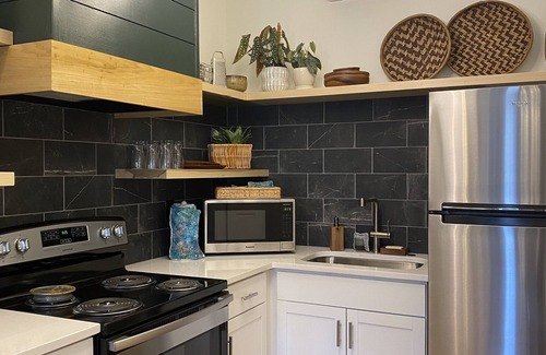 Chambersburg Apartamento | Biophilic Loft, curated and styled by REmix Design