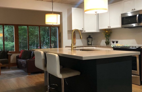 L'Amable Cabaña | Birch Bark Canoe Lucerne Lake Cottage is beautiful pet friendly & near Bancroft