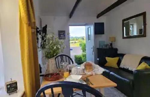 Harrietsham Casa | Birch Cottage with private wood fire hot tub