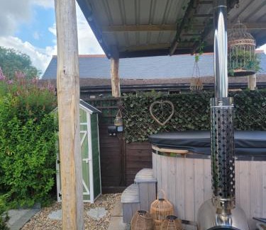 Harrietsham Casa | Birch Cottage with private wood fire hot tub
