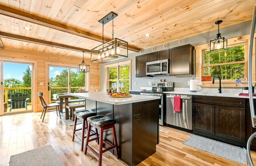 Bryant Pond Cabina | Birch Mountain Cabin| EV Charger-Slps12! HotTub!