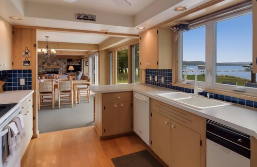 Maple City Casa | Birchway Breeze Lakefront Firepit 10min Glen Arbor
