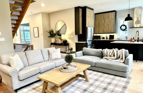 Kemble Cabaña | Birchwood Country House with Hot Tub & EV Charger