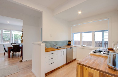 Marewa Casa | Bird and Fish - Napier Holiday Home