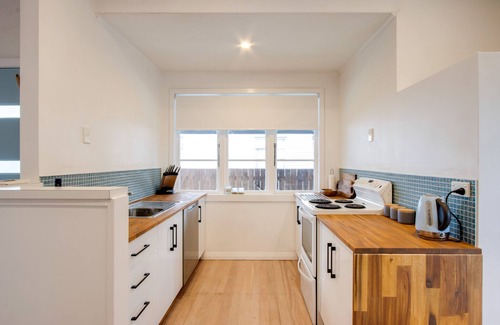 Marewa Casa | Bird and Fish - Napier Holiday Home