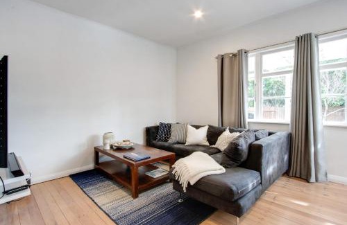 Marewa Casa | Bird and Fish - Napier Holiday Home