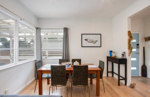 Marewa Casa | Bird and Fish - Napier Holiday Home