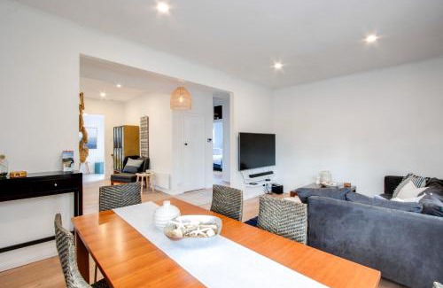 Marewa Casa | Bird and Fish - Napier Holiday Home