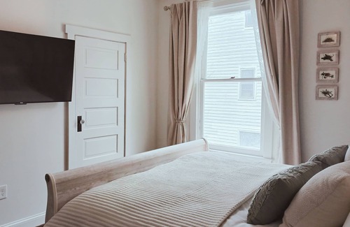 Berkeley Springs Cama Y Desayuno | Bird Nest Suite In Town!- Inside newly remodeled Victorian Home