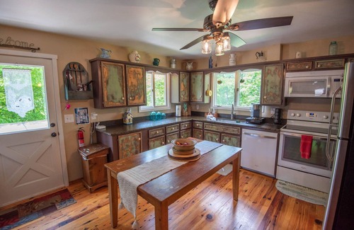 West Jefferson Cabina | Nuevo listado - Acogedora cabaña de madera antigua - Chimenea de leña - Cerca de WJ