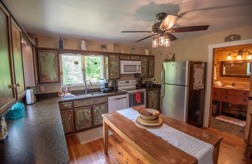 West Jefferson Cabina | Nuevo listado - Acogedora cabaña de madera antigua - Chimenea de leña - Cerca de WJ