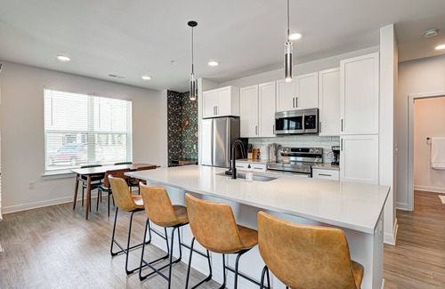 Noblesville Apartamento | BIRD SANCTUARY - KING BED/QUEEN BED