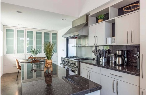 Mid-Wilshire Casa | Bird Street Home minutes away from Sunset Strip