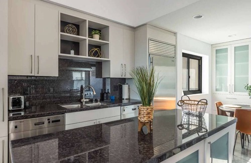 Mid-Wilshire Casa | Bird Street Home minutes away from Sunset Strip
