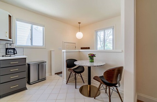 Birmingham Casa | Birdhouse Bham ★ 86" TV ★ Sonos Spkrs ★ Massage Chairs ★ Desk ★ Retro Arcade