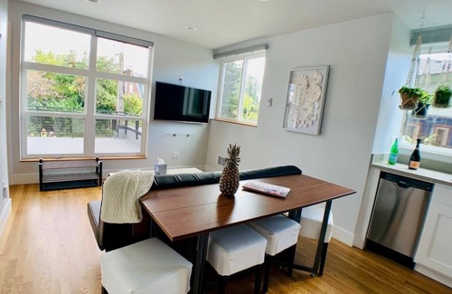 Green Lake Apartamento | Welcome to your own light-filled birdhouse perched above lovely Green Lake